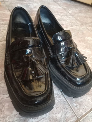 Γυναικεία loafers Zara μαύρα λουστρίνι με chunky σόλα καινούργια