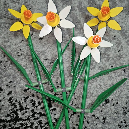 Lego Botanical Daffodils like new, 216 pieces, 4 flowers