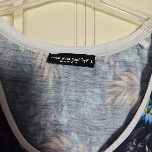 Men's T-shirt with colorful design size L like new