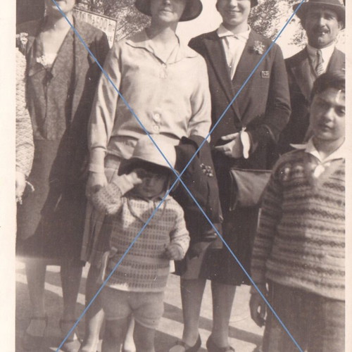 Black and white photo of people with hats used, interwar period