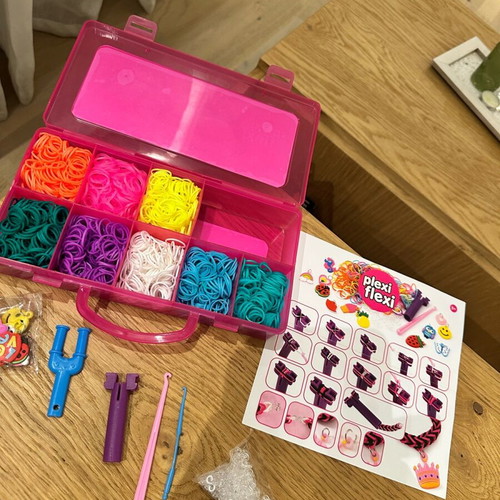 Plexi Flexi case with 2400 looms and 15 accessories like new