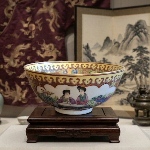 Chinese porcelain bowl Famille Rose Canton porcelain like new