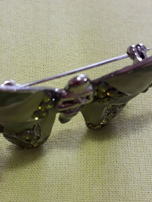 Καρφίτσα πεταλούδα μεταχειρισμένη σε πράσινες αποχρώσεις