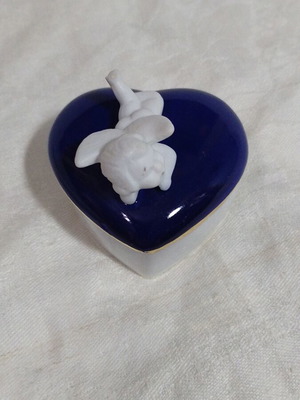 Vintage heart porcelain jewelry box like new