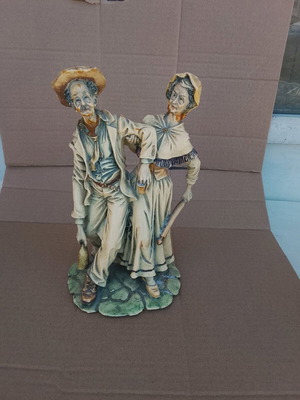 Porcelain resin elderly couple figurine like new, vintage 27 cm