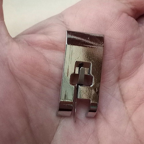 Sewing machine foot for joining fabrics and quilting new