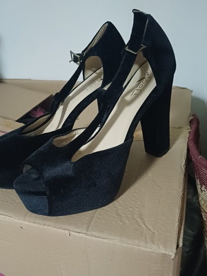 Velvet platform sandals size 40 like new, black, stylish