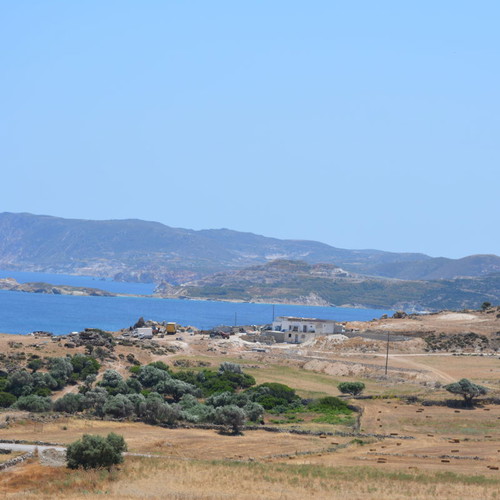 Οικόπεδο 6.400 τ.μ. στην Κίμωλο με θέα θάλασσα, οικοδομήσιμο