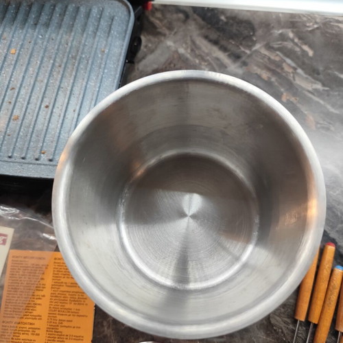 Cheese and chocolate fondue set like new with recipes