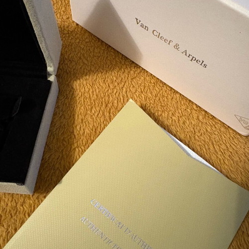 Van Cleef & Arpels bracelet like new, unisex, beige and gold