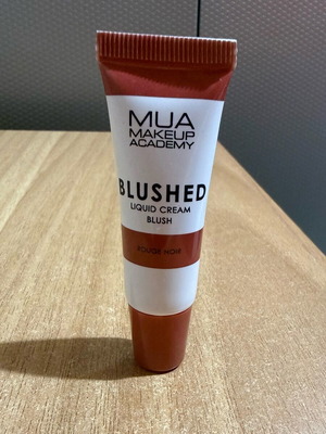 Mua liquid blush like new in shade Rouge Noir