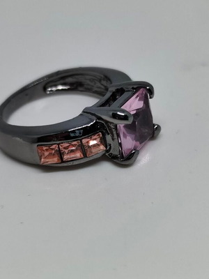Ring with purple central crystal and pink details in black metal like new