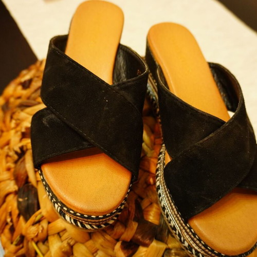 Flatform mules size 36 black boho style like new