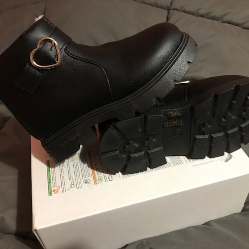 Children's boots size 33 new, black with beige fur