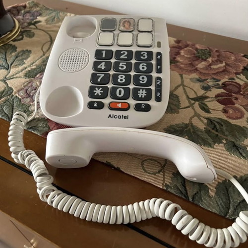 Alcatel landline phone like new, easy to use for seniors