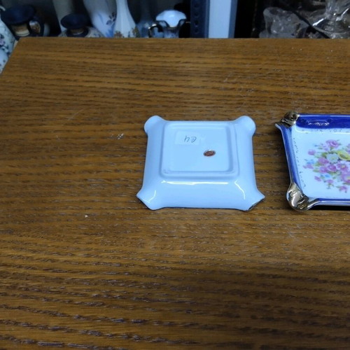 Japanese Ceramic Ashtrays Set with Base Design and Gilded Details, like new