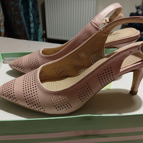 Axel shoes used with perforated design in dusty pink, size 36