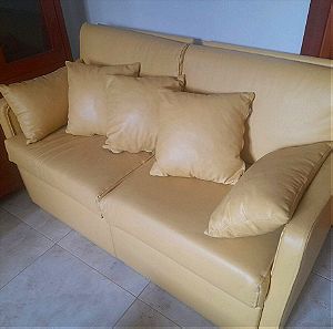 Κίτρινος δερμάτινος καναπές