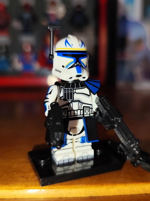 Captain Rex figure like new with base, shoulder pads, and three blasters