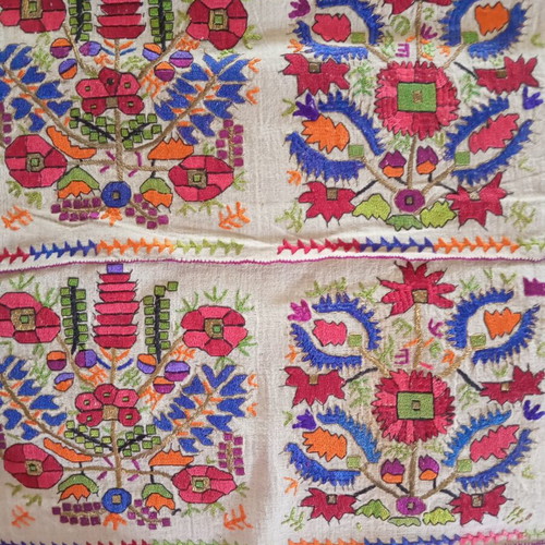 Tsevres embroidered on woven fabric like new, dimensions 40x2.75