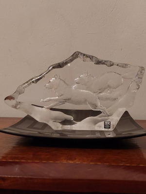 Crystal sculpture Mats Jonasson Running Wolfs large size like new