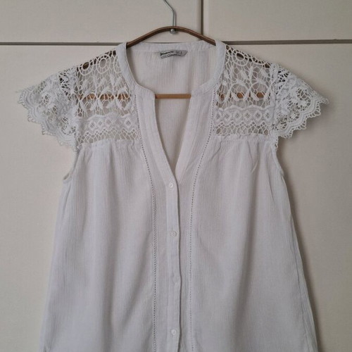 Stradivarius white cotton shirt like new with lace details