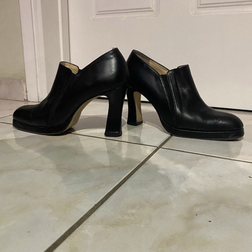 Leather shoes with heels used, black