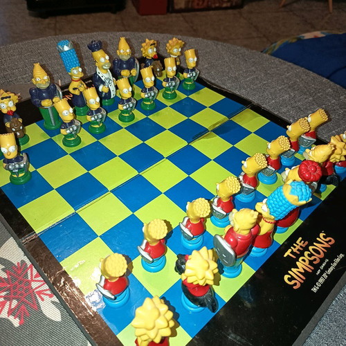 Simpsons chess like new, colorful collectible game