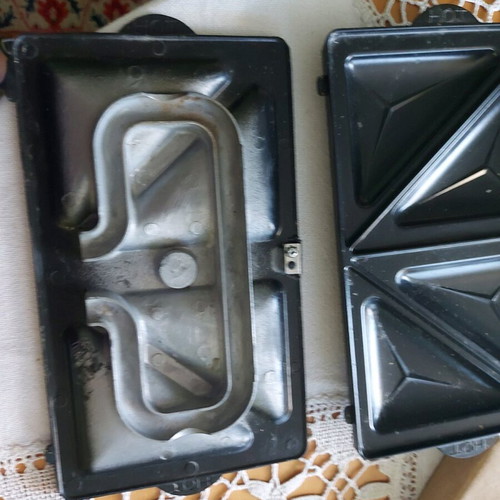 Grill parts like new, set of 2 for 4 sandwiches each