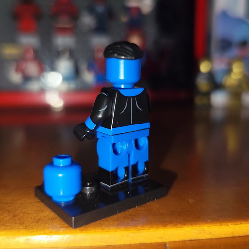 Invincible Mark Grayson Black-Blue Suit minifigure like new