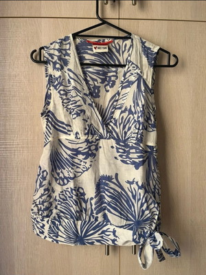 Summer blouse like new, sleeveless with print, size M