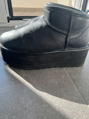 Ugg Ultra Mini Platform boots like new, leather, size 36, black