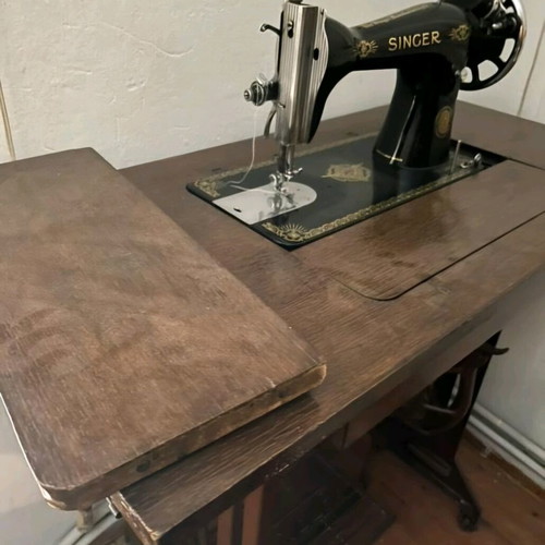 Singer sewing machine with table like new
