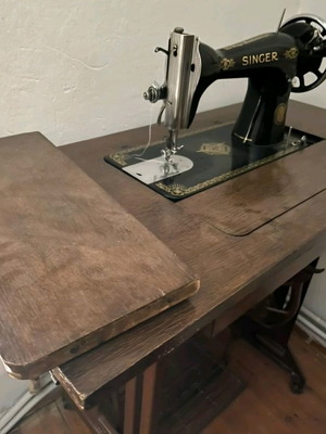 Singer sewing machine with table like new
