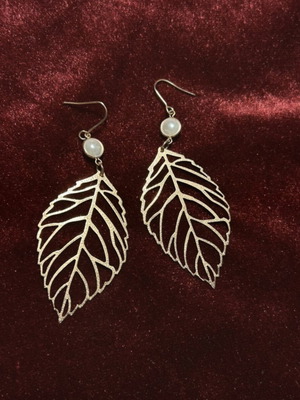 Gold leaf-shaped earrings like new