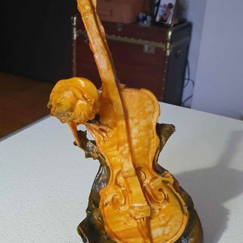 Wax violin replica in excellent condition, 21 cm tall