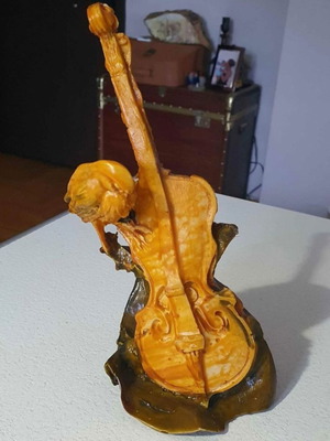 Wax violin replica in excellent condition, 21 cm tall