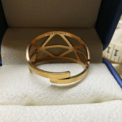Gold-plated steel ring used with geometric shapes