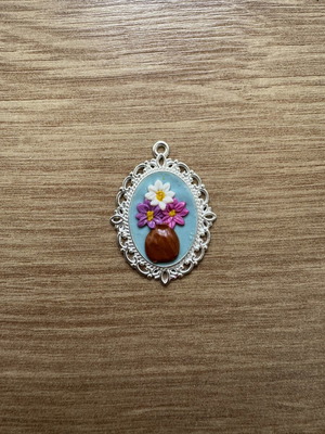 Daisies in Vase Charm like new, handmade, 4cm x 3cm