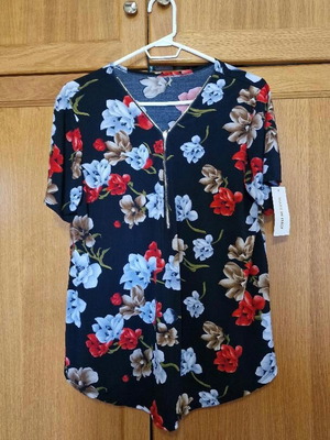 Short-sleeve blouse new with flowers, black