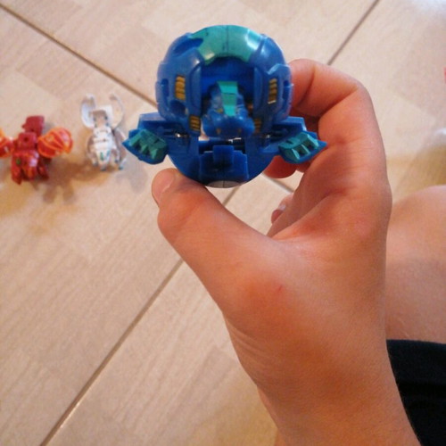 Bakugan like new, set of 5 with one broken