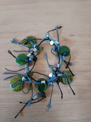 Women's elastic bracelet used