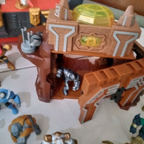 Gormiti large set with 35 figures, Iskador ship-fortress and rock castle like new