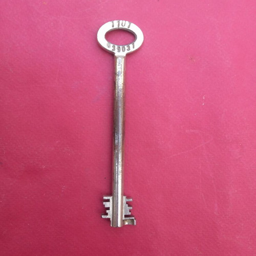 Safe deposit box key