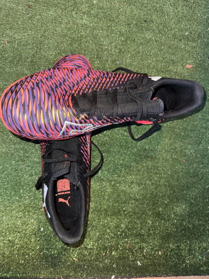 Puma football shoes like new, with studs, size 46