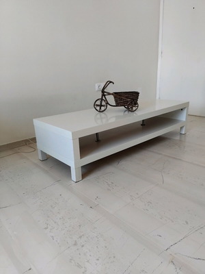 Λευκό τραπεζάκι τηλεόρασης Ikea σε άριστη κατάσταση