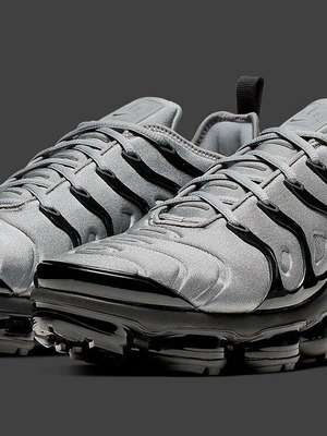 Nike VM Vapormax Plus sneakers like new, grey and black