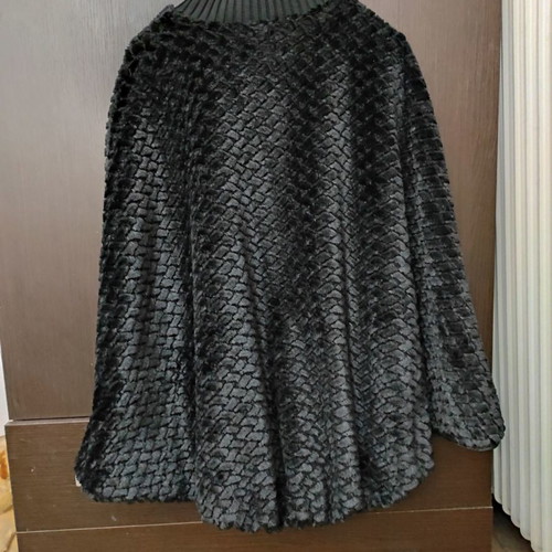 Black velvet cape new, size medium from Rada