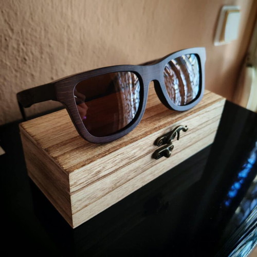 Wooden polarized sunglasses new, brown, with UV400 protection