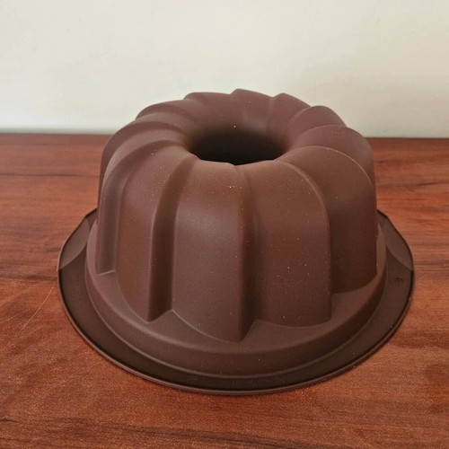Tupperware large cake mold new